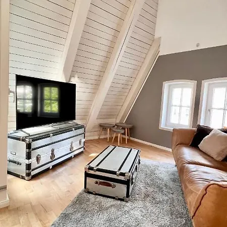 Daire Gemuetliche Maisonettewohnung Mit Dachterrasse Am Schloss